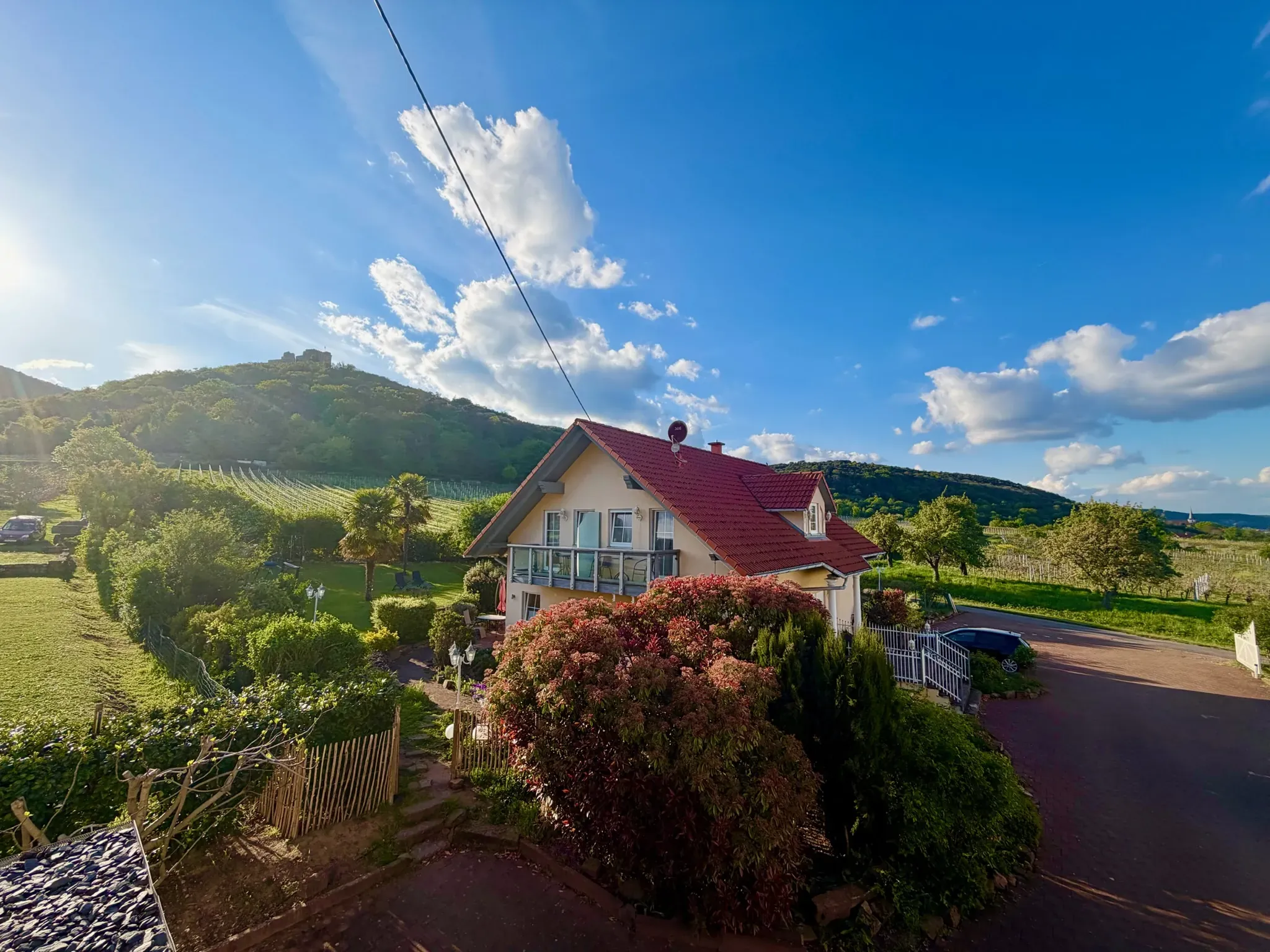 Gästehaus Helbighof – Außenansicht des Hauses in ruhiger Umgebung.