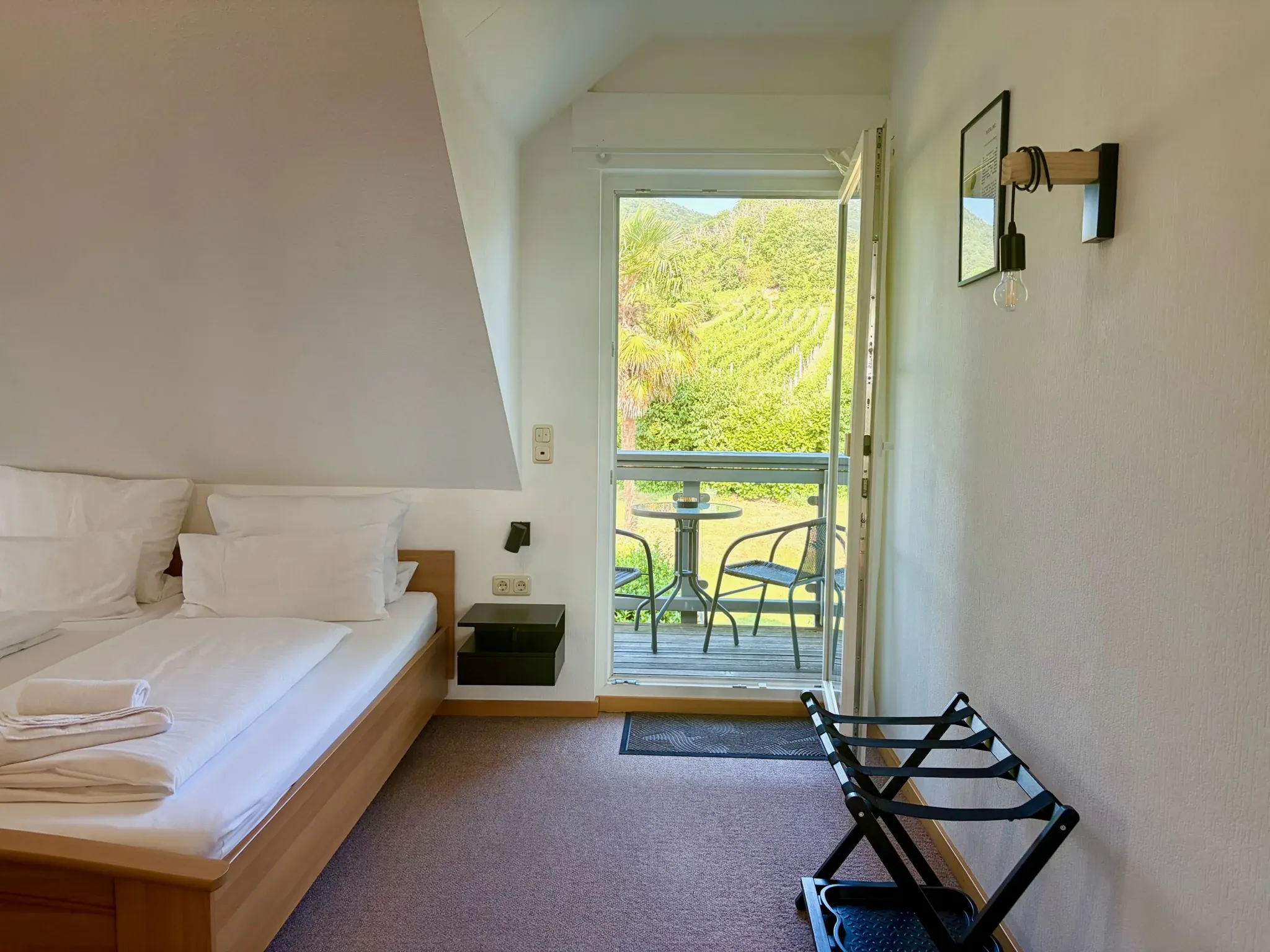 Helles Doppelzimmer mit Balkonzugang und Blick in die Weinberge – Gästehaus Helbighof