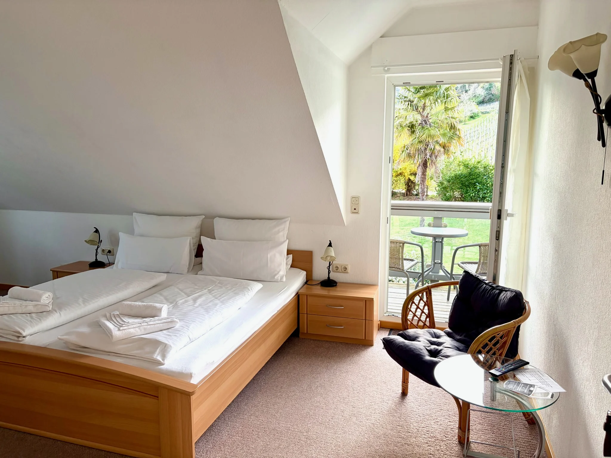 Helles Doppelzimmer mit Balkonzugang und Aussicht ins Grüne – Gästehaus Helbighof