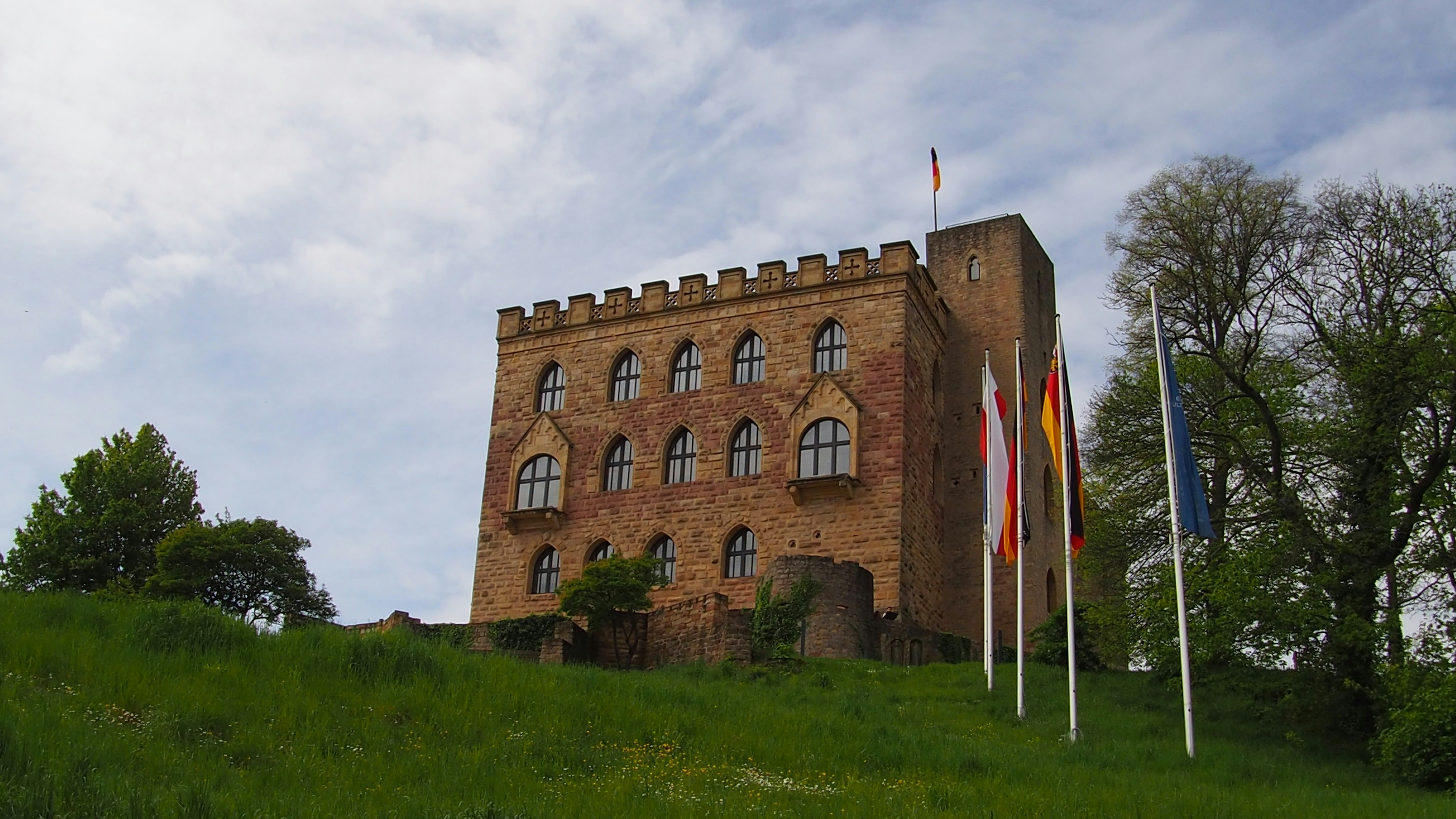 Hambacher Schloss – Wahrzeichen der Pfalz in der Umgebung des Gästehauses